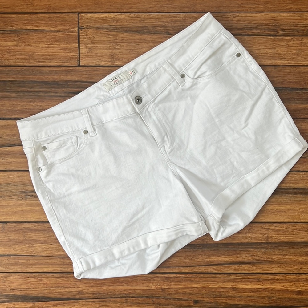 white denim shorts. ☀️